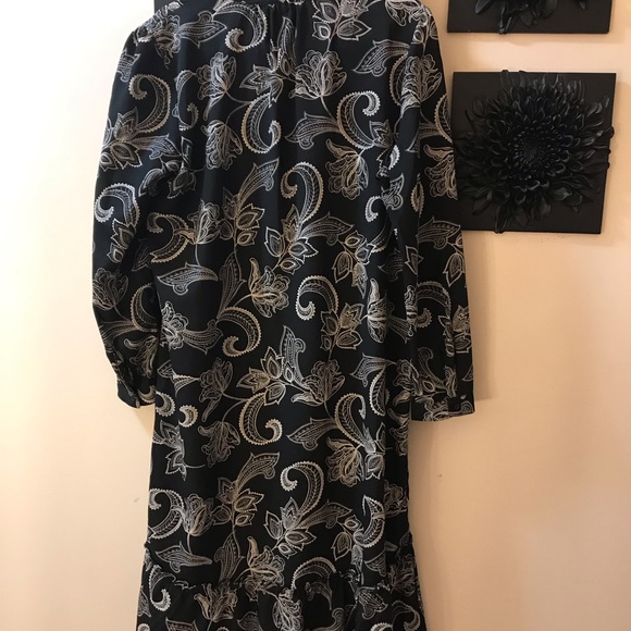 Maxi dress. Black and white paisley Ruffle bottom - Picture 7 of 8